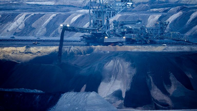 Ein Braunkohlebagger des Energiekonzerns RWE arbeitet im Braunkohletagebau Garzweiler II in der Nähe des Dorfes Lützerath in Jackerath, Deutschland, Donnerstag, 5. Januar 2023. Und wir haben keine Zeit mehr, mehr Kohle zu verbrennen … wir müssen mehrere Krisen gleichzeitig bewältigen.