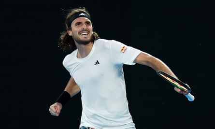 Stefanos Tsitsipas feiert seinen zermürbenden Fünf-Setter gegen Jannik Sinner.