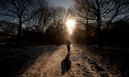 Ein verschneiter Spaziergang in Rivington, wenn die Sonne untergeht.
