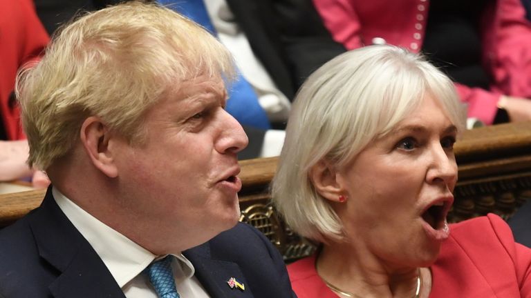 Der britische Premierminister Boris Johnson und Kulturministerin Nadine Dorries reagieren während einer Fragerunde des Premierministers im House of Commons in London, Großbritannien, am 9. </p><p>Die konservative Abgeordnete für Mid Bedfordshire kämpfte mit den Tränen, als sie die Nachrichten in ihrer TalkTV-Show überbrachte, und sagte, die Entscheidung sei „viel Seelensuche