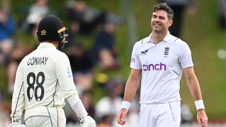 Devon Conway, links, aus Neuseeland spricht mit dem englischen Bowler James Anderson am dritten Tag des zweiten Cricket-Tests zwischen England und Neuseeland im Basin Reserve in Wellington, Neuseeland, Sonntag, 26.   </aside> Neuseeland gegen England: Black Caps-Batters frustrieren Touristen am dritten Tag, nachdem sie zum Follow-on gezwungen wurden |  Cricket-Nachrichten</div><aside><script>let string =document.getElementsByClassName(