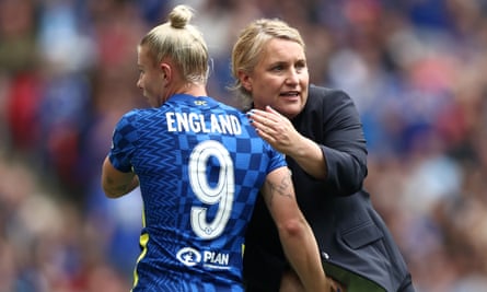 Bethany England mit Emma Hayes während ihrer gemeinsamen Zeit bei Chelsea