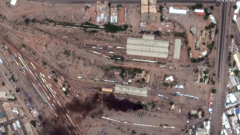 Satellitenbild zeigt Brände und Rauch bei der Khartoum Railway Authority in Khartoum, Sudan