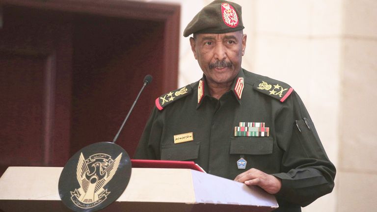 DATEI – Der Chef der sudanesischen Armee, General Abdel-Fattah Burhan, spricht nach der Unterzeichnung eines ersten Abkommens zur Beendigung einer tiefen Krise, die durch den Militärputsch im vergangenen Jahr verursacht wurde, am 5. Bild: AP <p>Zeugen sagten, Bombardierungen und Angriffe von Kampfflugzeugen hätten Khartum erschüttert, unter anderem in der Nähe des Militärhauptquartiers, und in Bahri, auf der anderen Seite des Nils, in der Nähe eines anderen Stützpunkts.</p><p>Der Sicherheitsrat der Vereinten Nationen wird am Montag über die Gewalt im Sudan diskutieren, da UN-Generalsekretär Antonio Guterres die Kämpfe scharf verurteilte und beide Seiten aufforderte, die Feindseligkeiten einzustellen und Gespräche aufzunehmen.</p><p>„Ich fordere alle, die Einfluss auf die Situation haben, dringend auf, sie für den Frieden einzusetzen, die Bemühungen zur Beendigung der Gewalt, zur Wiederherstellung der Ordnung und zur Rückkehr auf den Weg des Übergangs zu unterstützen