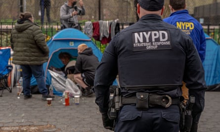 Polizist schaut sich Zelte an
