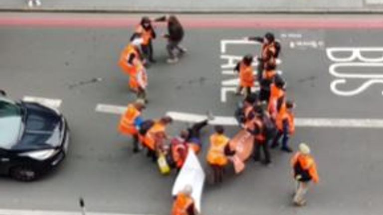 Ein Mann greift Just Stop Oil-Demonstranten in London an  Mann stößt Just-Stop-Öl-Aktivist bei langsamem Protestmarsch in London zu Boden |  Britische Nachrichten</div><aside><script>let string =document.getElementsByClassName(